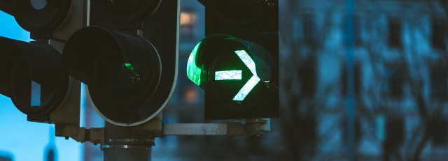 closeup-green-traffic-light-evening.jpg